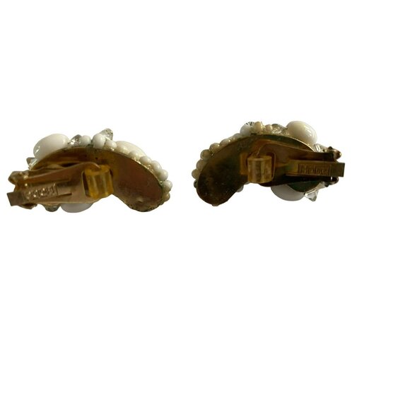Vintage Signed Hobe hand-wired clipon earrings.  White seedbead and goldtone - Picture 3 of 4